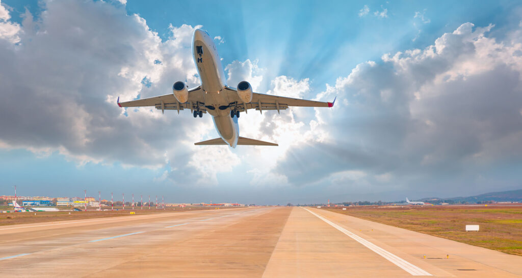 Image of an airliner taking off, focusing on SAF as a way to decarbonize heavy transport. SAF relies on Fischer-Tropsch license technology.
